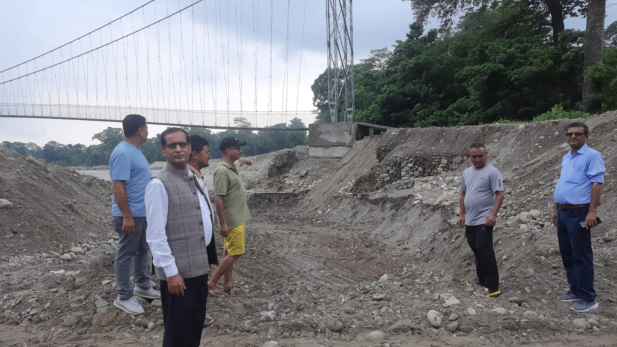 निजगढ नगरपालिकाका नगर प्रमुख सुरथ पुरीव्दारा बाढी प्रभावित क्षेत्रको निरीक्षण