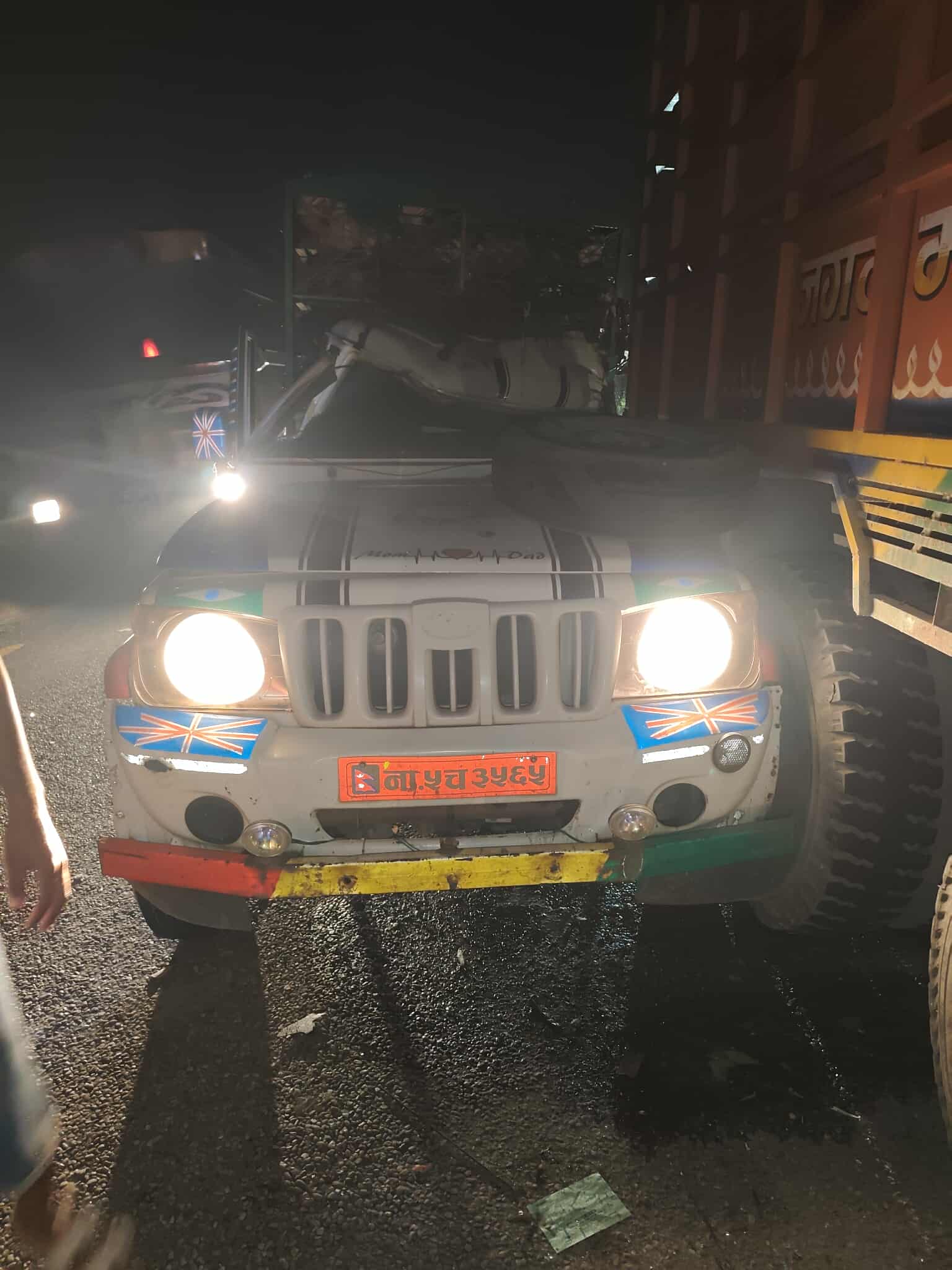 बिग्रिएर सडक किनारामा रोकेको ट्रकमा पिकअप भ्यान ठोक्किदा ३ जना घाइते