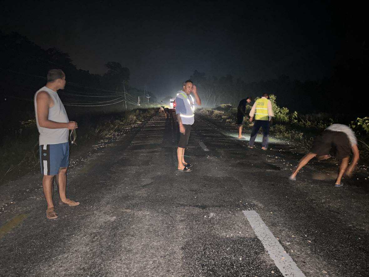 टिपरले गिट्टी खसाल्दा सडक अवरुद्ध, निरीक्षक दिपक केसीको टोलीले गरे सडक सफाई