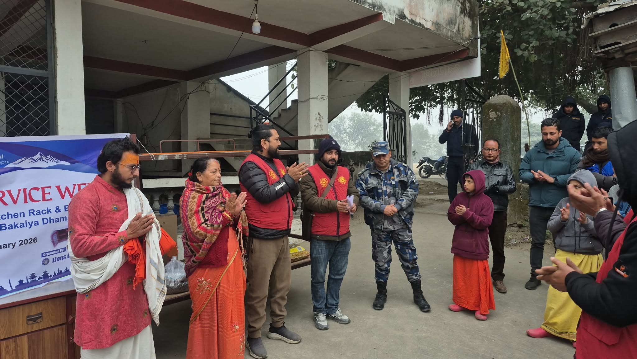 सप्तऋषि धर्मशालाका बटुकहरुको लागि निजगढका लायन्स क्लबहरुव्दारा न्यानो कपडा र खाद्यान्न सामग्री सहयोग