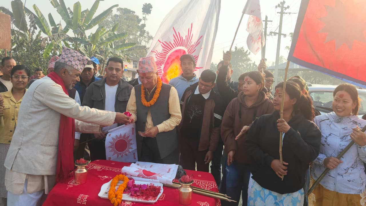 शहीद हिरालाल गौतमलाई श्रद्धाञ्जली दिँदै घरदैलोमा उत्रिए बारा–१ का एमाले उम्मेदवार मैनाली