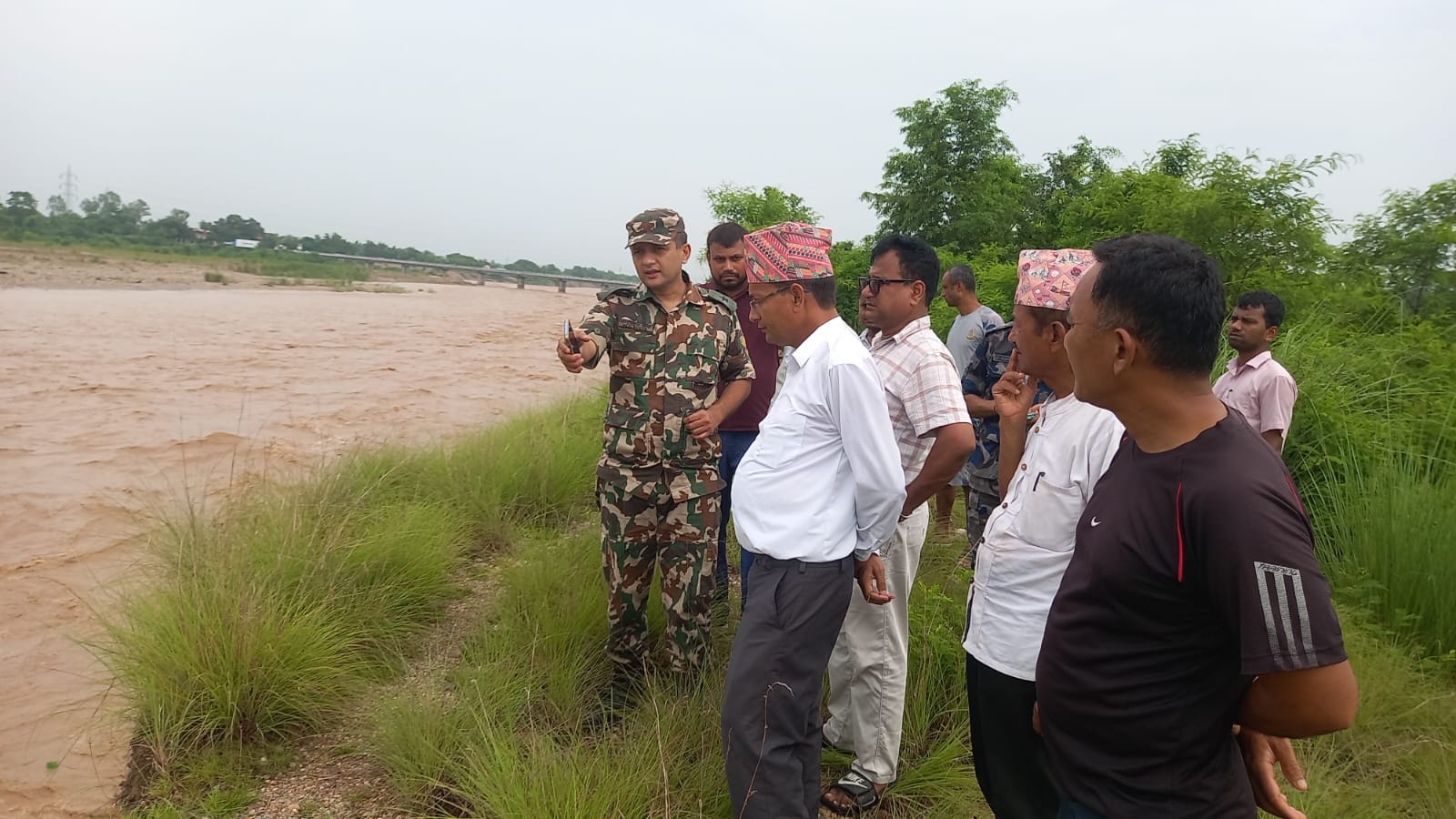 बकैया बाढीले निजगढस्थित पूर्वपश्चिम महेन्द्र राजमार्ग र बस्ति जोखिममा