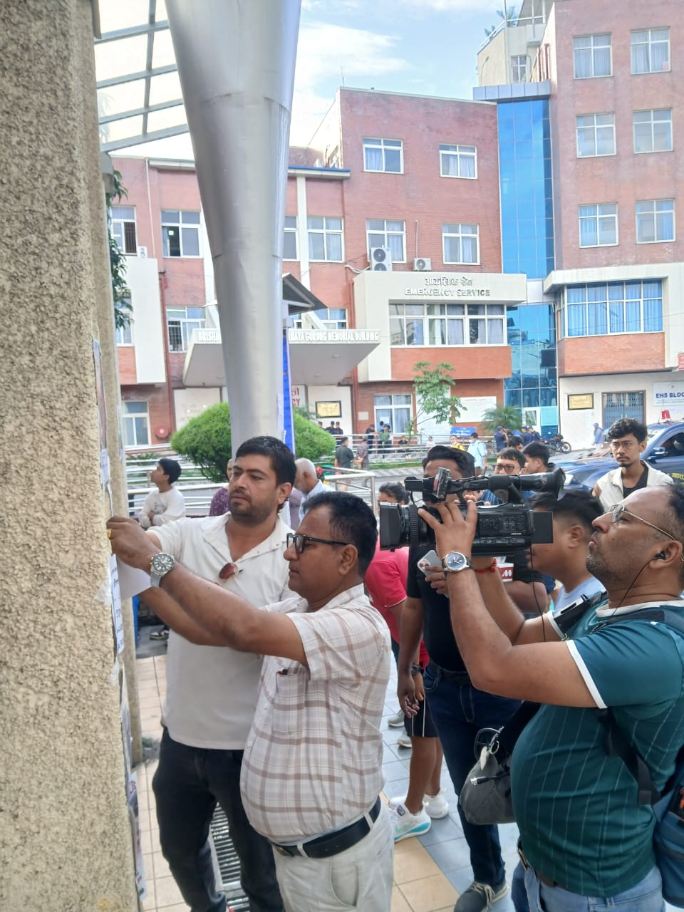 बाढीमा बेपत्ताहरुको खोजी गर्न निजगढका जनप्रतिनिधि र पीडित अस्पताल र होल्डिङ्ग सेन्टर चाहार्दै