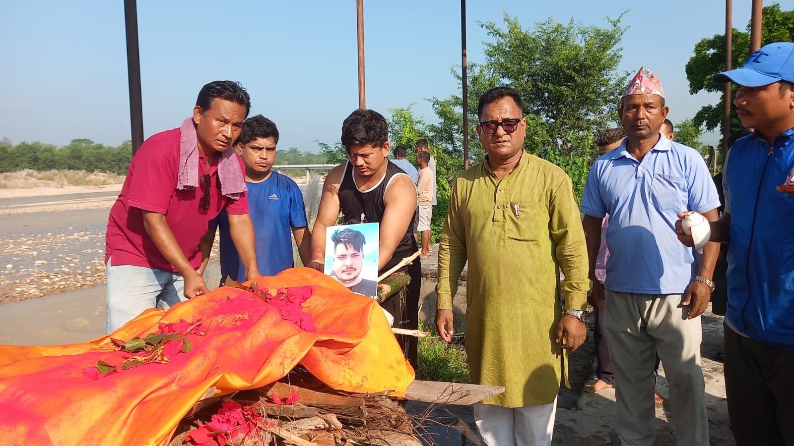 रसुवा बाढीमा बेपत्ता परियारको कुुशको शव बनाएर दाहासंकार