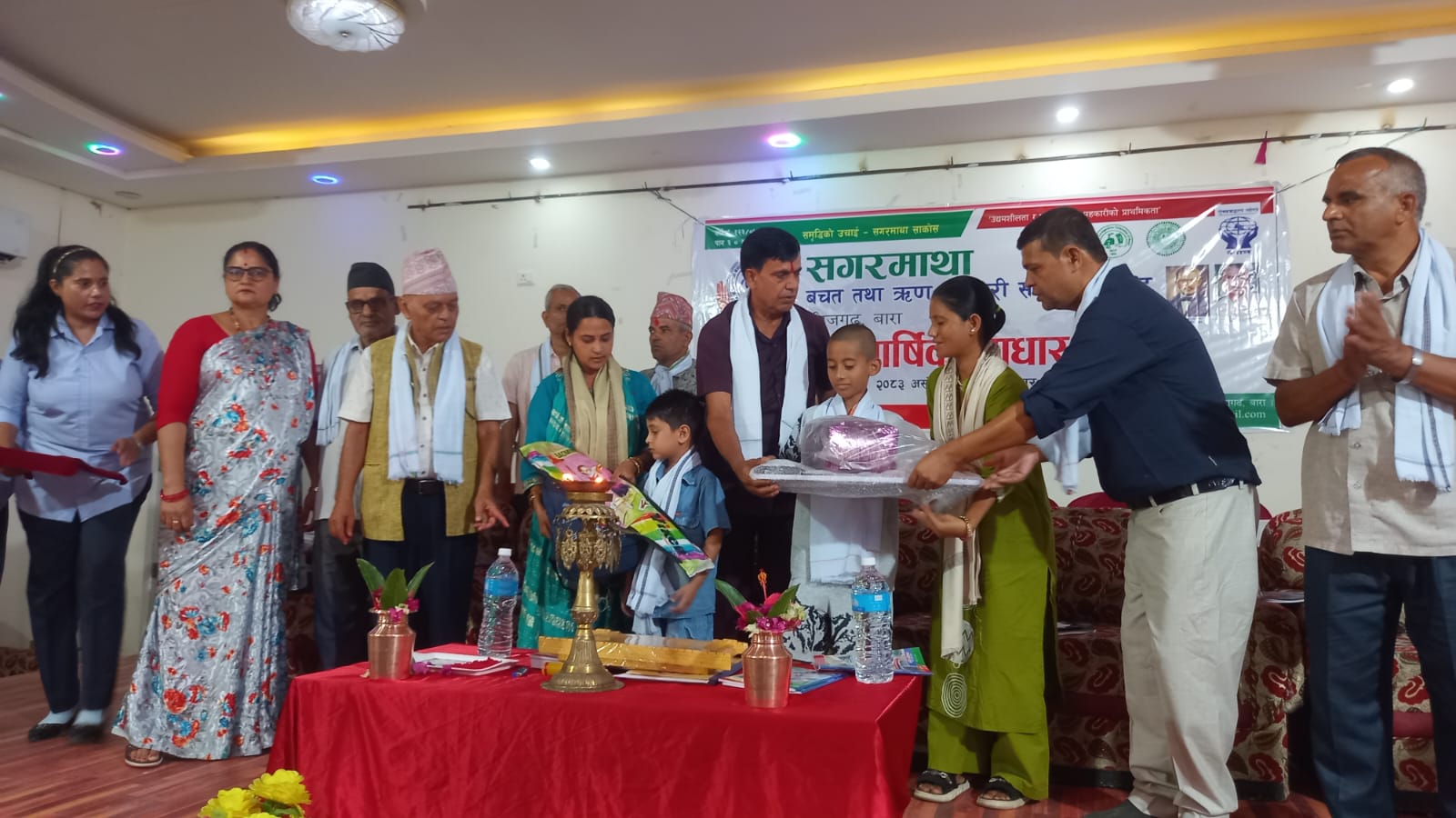 सगरमाथा सहकारी निजगढद्वारा रसुवा बाढीमा बेपत्ता परिवारका बालबालिकालाई स्टेशनरी सहयोग