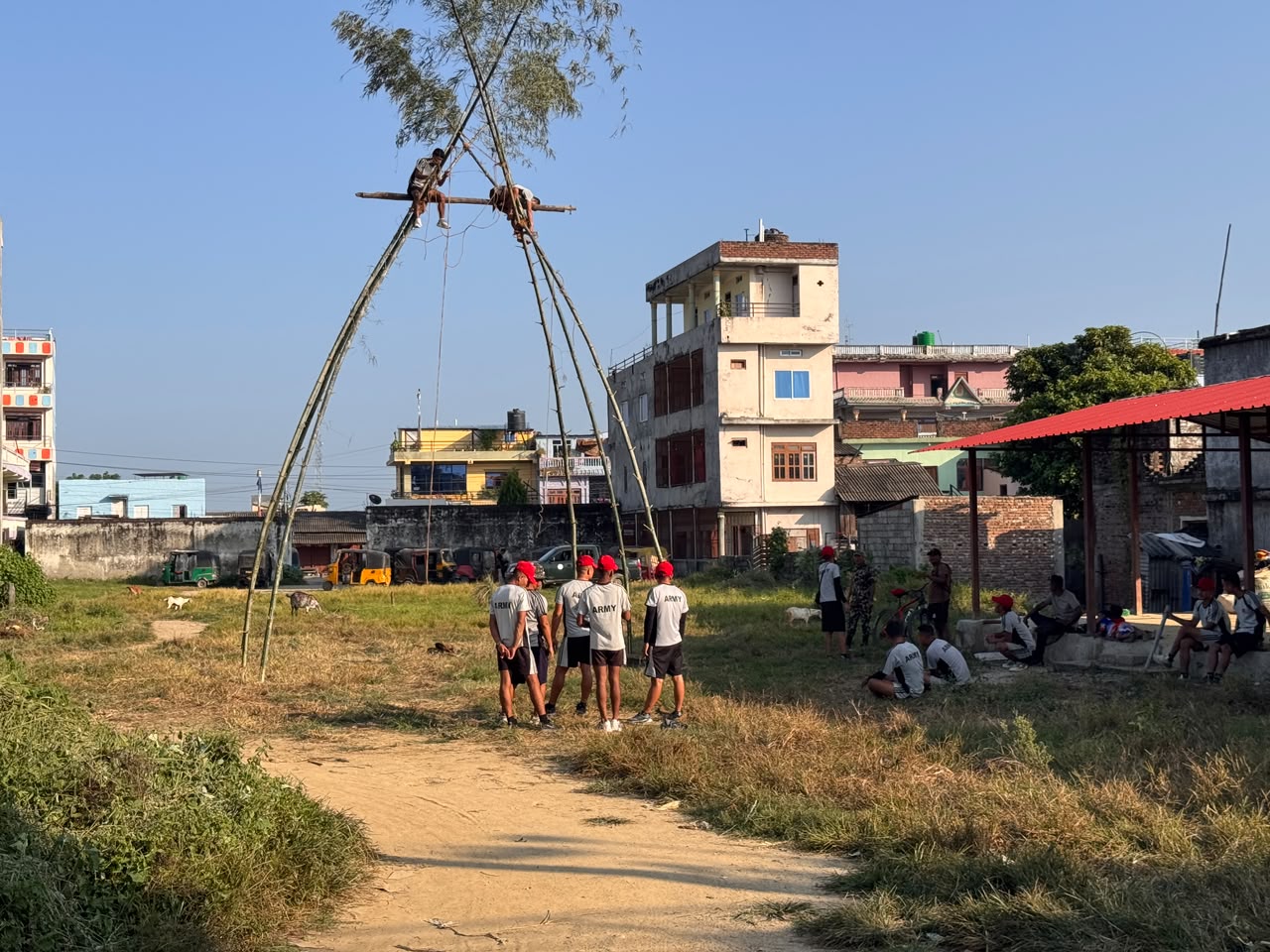 दसैँको रौनक बढाउन निजगढमा नेपाली सेनाद्वारा लिङ्गे पिङ स्थापना