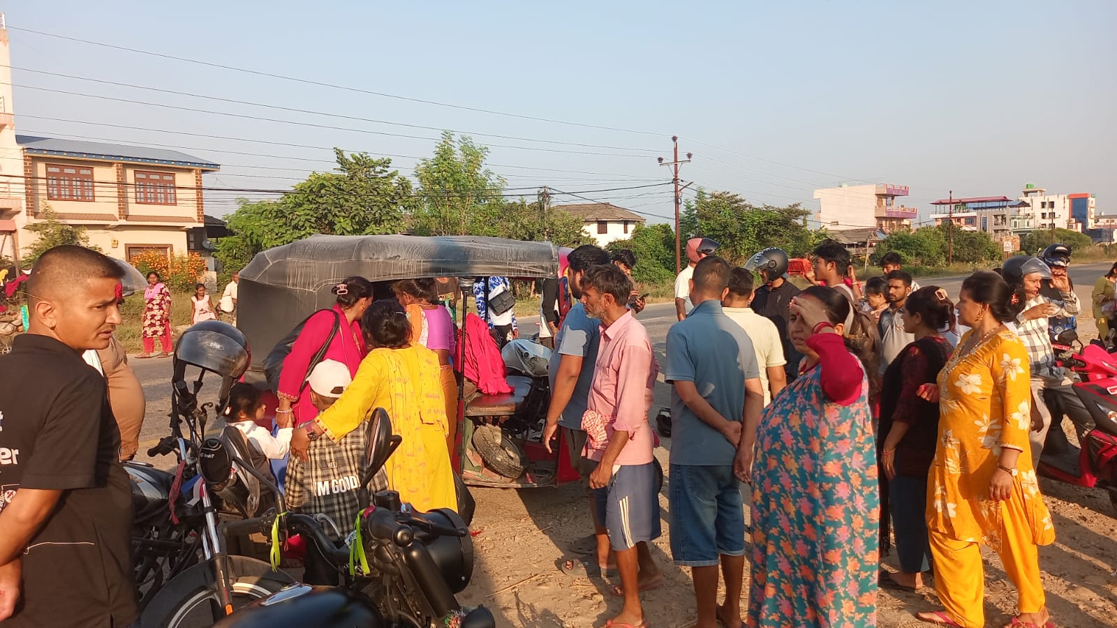 निजगढस्थित राजमार्गमा अटो र मोटरसाइकल ठोक्ँिकदा ५ जना घाइते